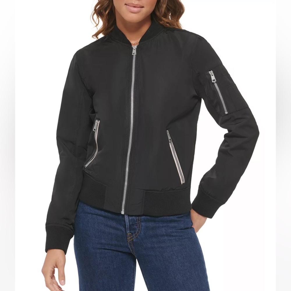 Keep your outerwear on trend with this cool bomber jacket from Levi's.